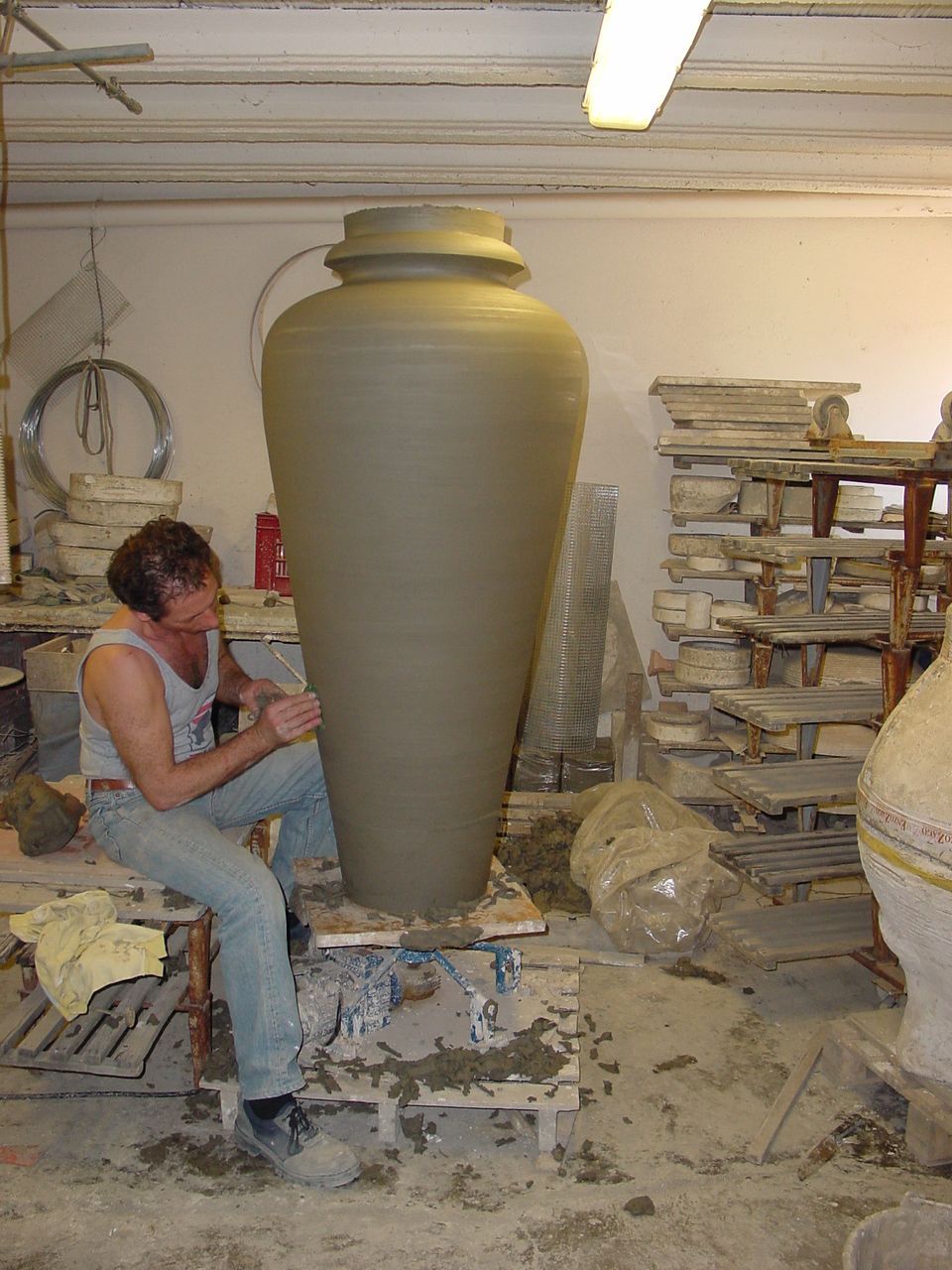 Artesano trabajando una pieza monumental de barro